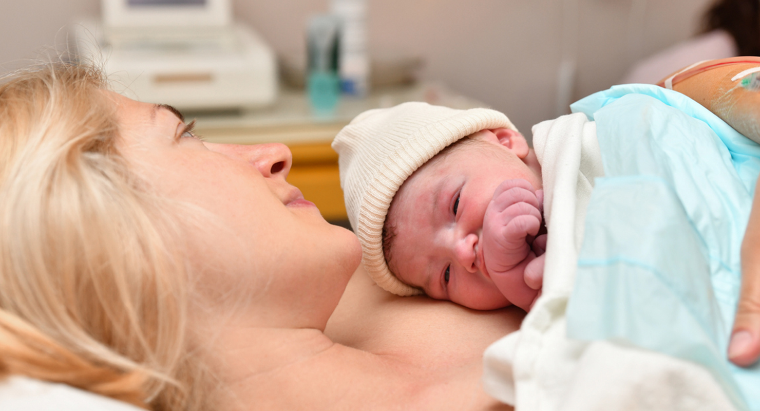 skin to skin newborn and mom